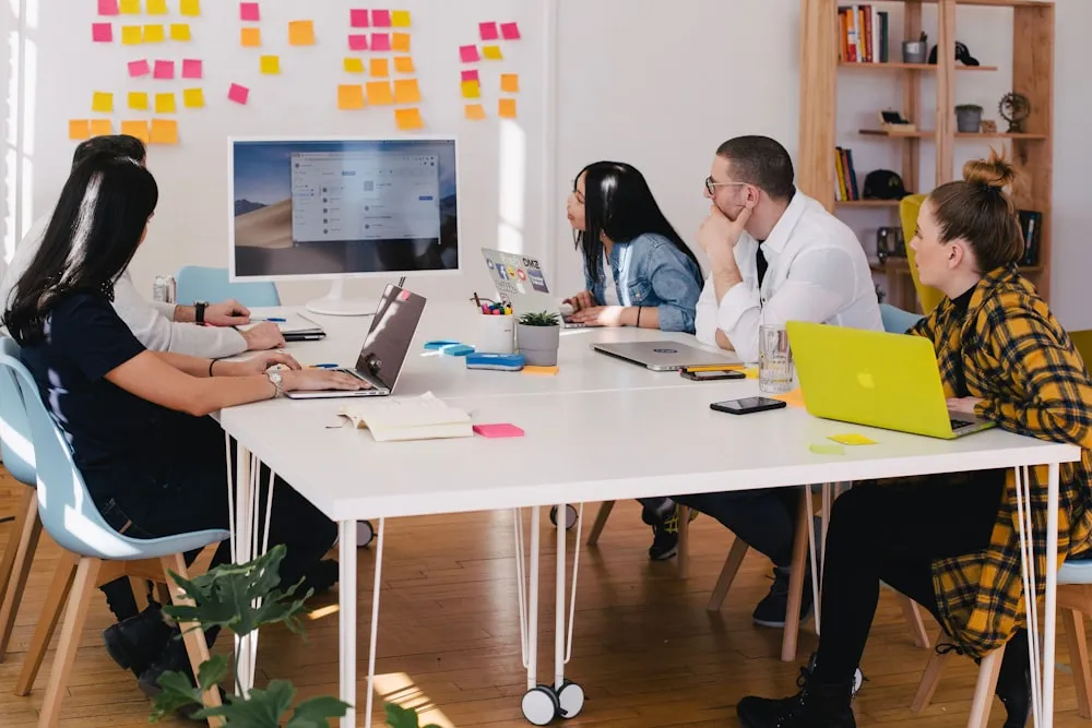 A working session around a table